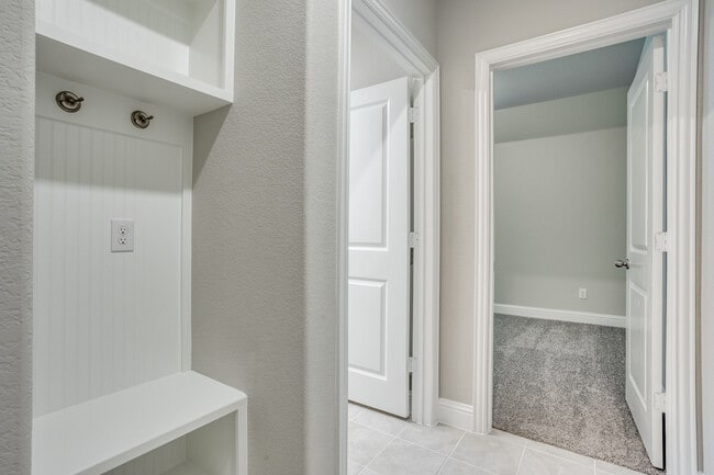 Building Photo - 211 Red Oak Dr