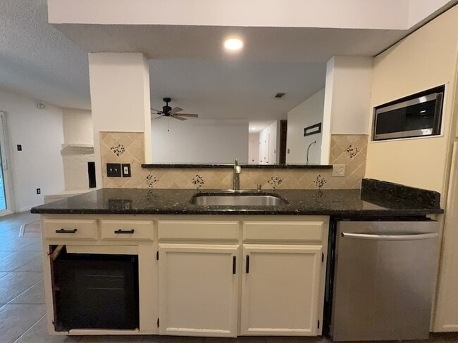 Building Photo - 6415 Elm Springs Dr