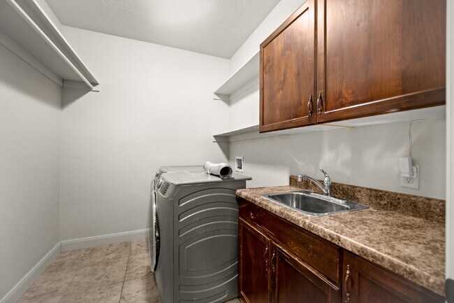 Building Photo - "Spacious 5-Bed Oasis with 3 Baths in Washington, UT – 3,171 Sq Ft of Comfort!"