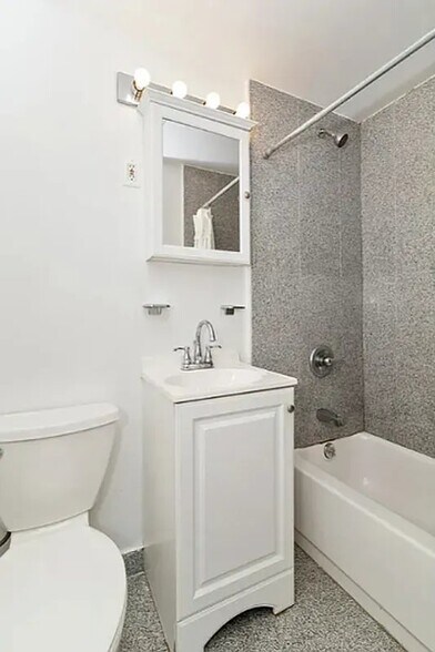 Building Photo - 125 E 39th St