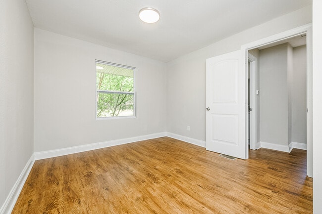 Building Photo - NEWLY RENOVATED 2 bedroom, 1 bathroom at G...