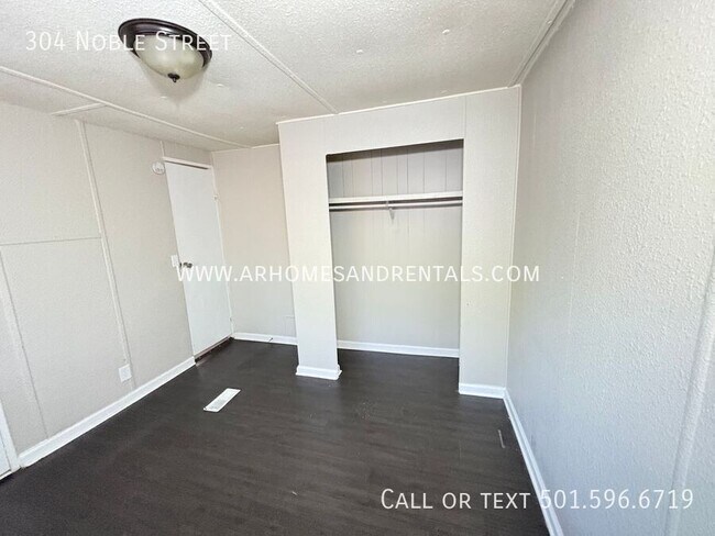 Building Photo - 304 Noble St