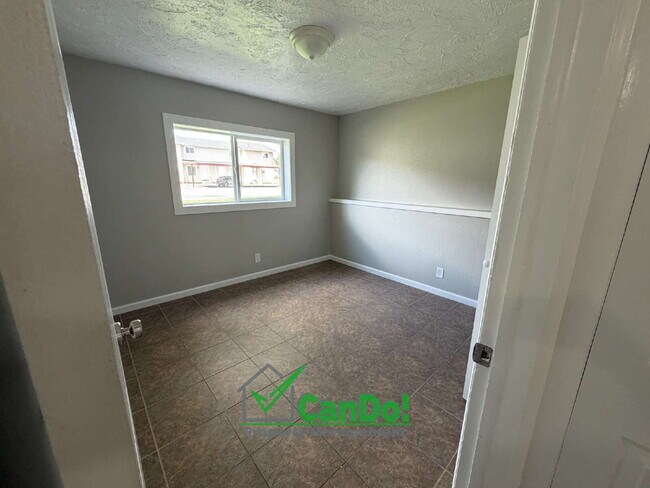 Building Photo - Now Available! Freshly Remodeled 2 bedroom, 1 bathroom apartment in Blackfoot with Fiber Internet.