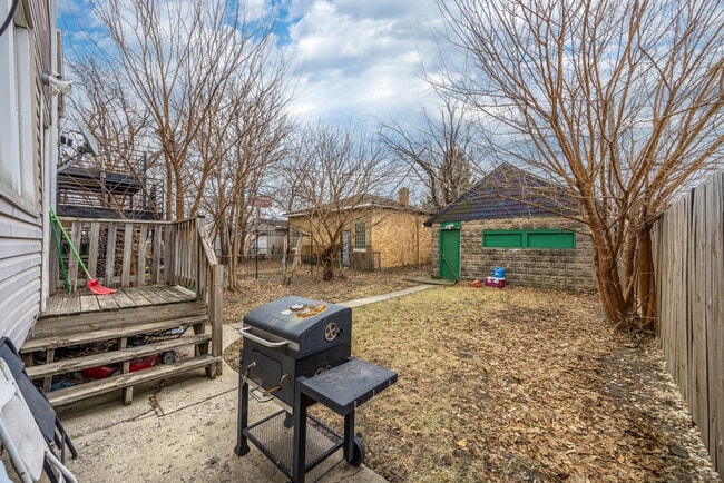 Building Photo - 5257 W Lexington St