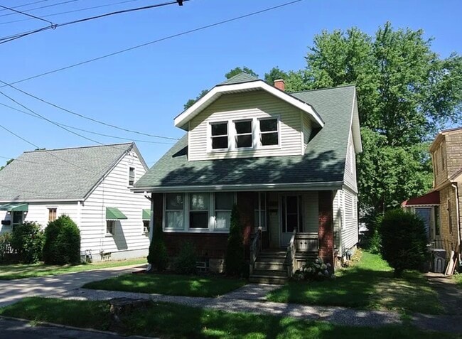 Building Photo - 910 E 31st St