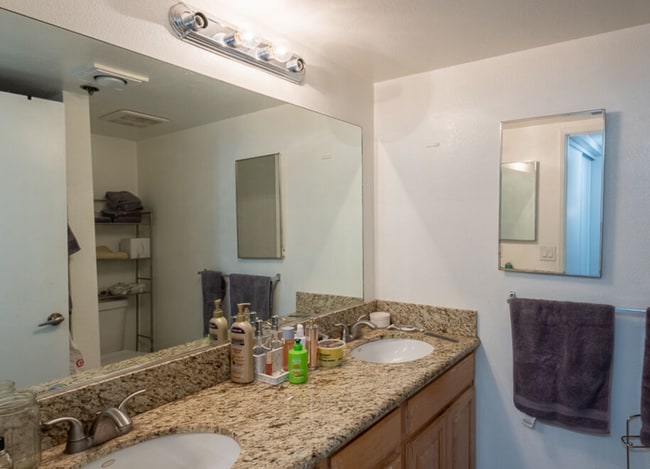 Building Photo - Beautiful Renovated 2 Bedroom Condo with Laundry Hookups, Private Patio, Secured Parking, Hardwoo...