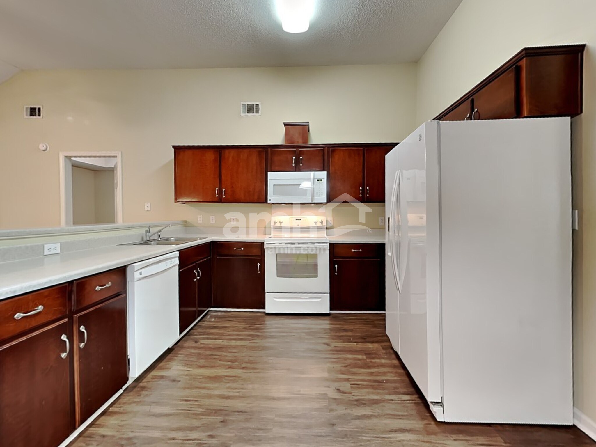 Building Photo - 117 W Tisbury Ln