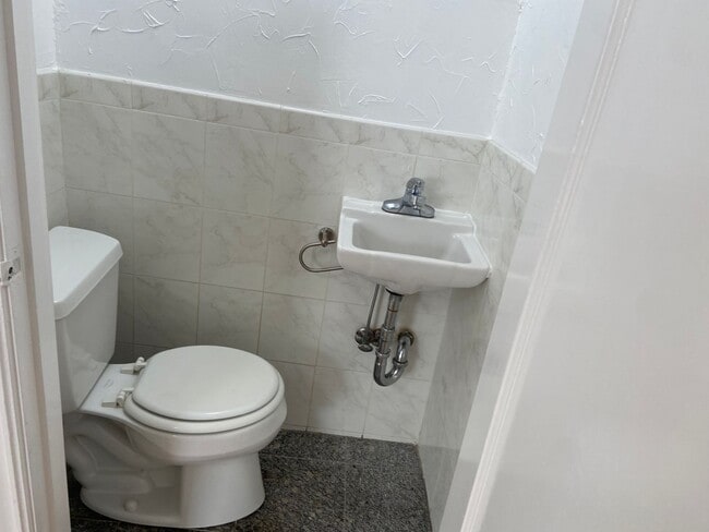 Building Photo - Classic & Timeless Parkside Home 3BD / 2.5BA