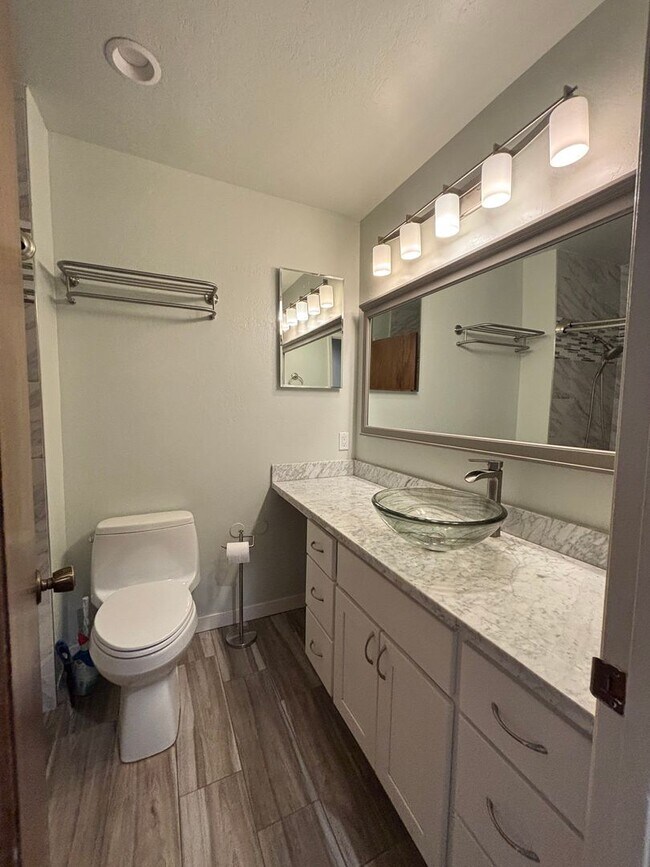 Building Photo - STUNNING NEWLY REMODELED CONDO WITH POOL &...