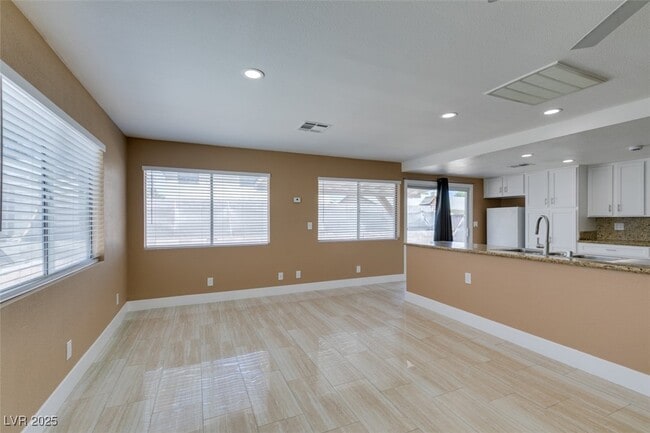 Building Photo - 3966 Green Leaf Dr