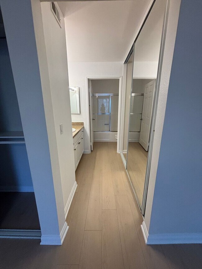 Building Photo - Amazing 1 Bedroom Condo at "The Met" Woodl...