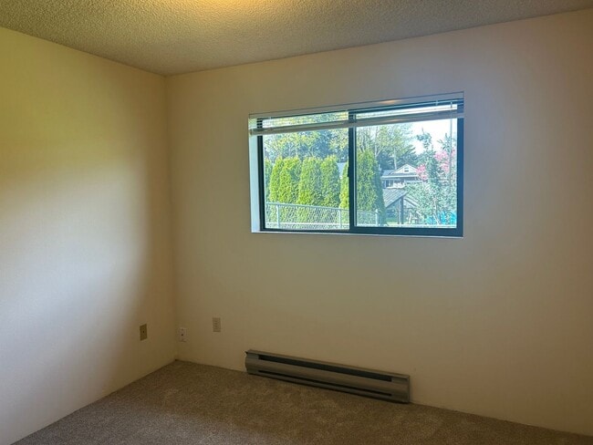 Building Photo - 2 BD Duplex with Garage!