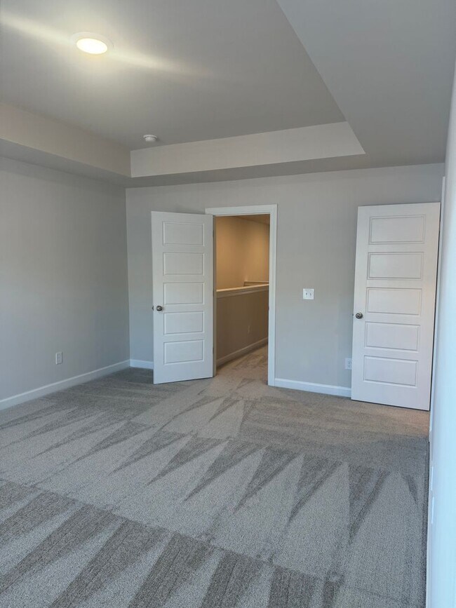 Building Photo - Brand New Luxury Living!