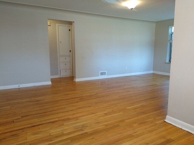 Building Photo - Park Hill 2 Bedroom 1 Bath Central Air! At...