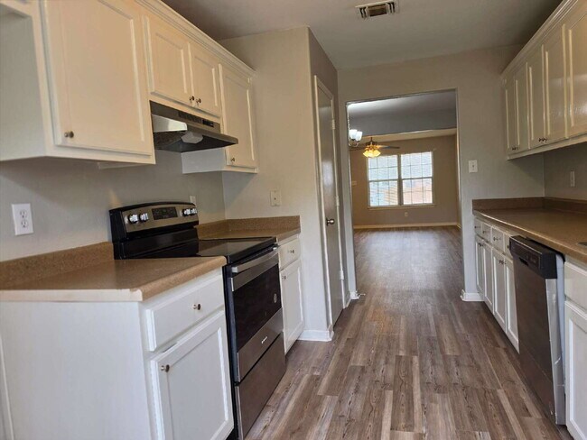 Building Photo - Updated 3/2 Duplex Near Shopping in San Antonio
