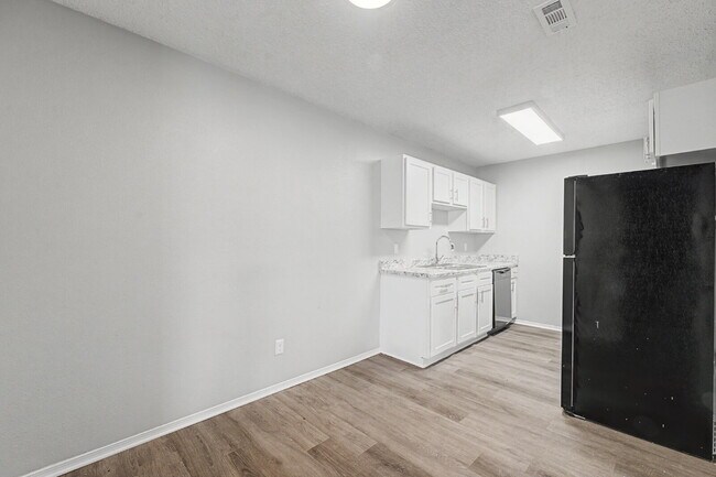 Building Photo - Charming 3-Bed Duplex with Cozy Fireplace on West Thrasher Drive, Fayetteville!