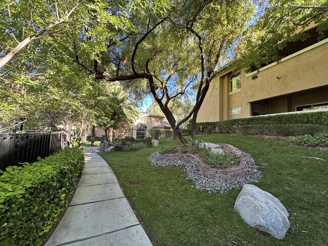 Building Photo - Experience Las Vegas in style and comfort with this beautiful first-floor 3-bedroom condo