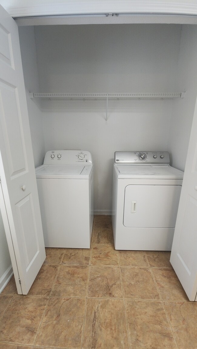 Building Photo - Lovely 2 bedroom move-in ready condo located in The Gables community!