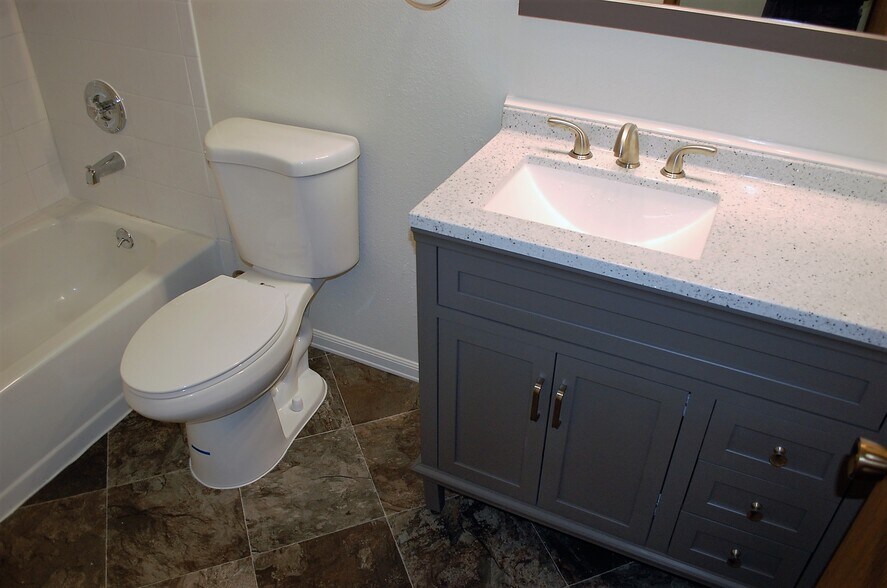 Building Photo - 108 Kensington Ave S