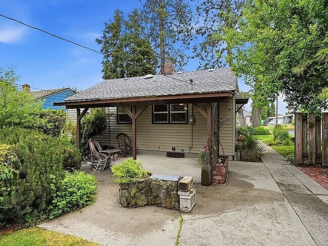 Building Photo - 2628 W Olympic Ave