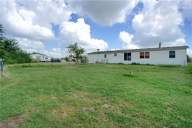 Building Photo - Country Living on half acre