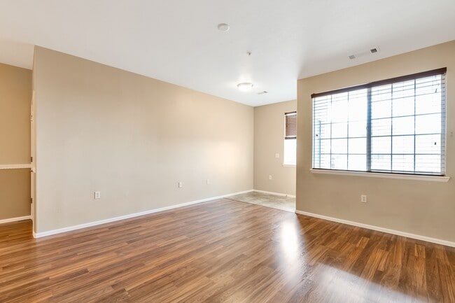Building Photo - Updated, 3 Bed Condo in Aurora!!!!