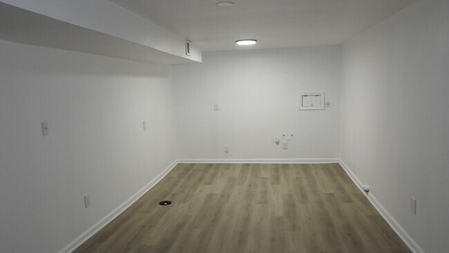 Building Photo - 4 bed 2 bath for Rent in Roeland Park, KS