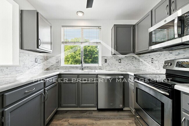 Building Photo - Spacious Home with Washer/Dryer and Centra...