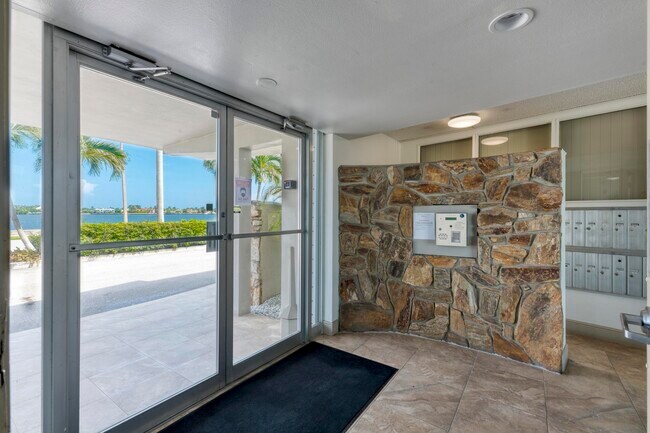 Building Photo - 1601 S Flagler Dr