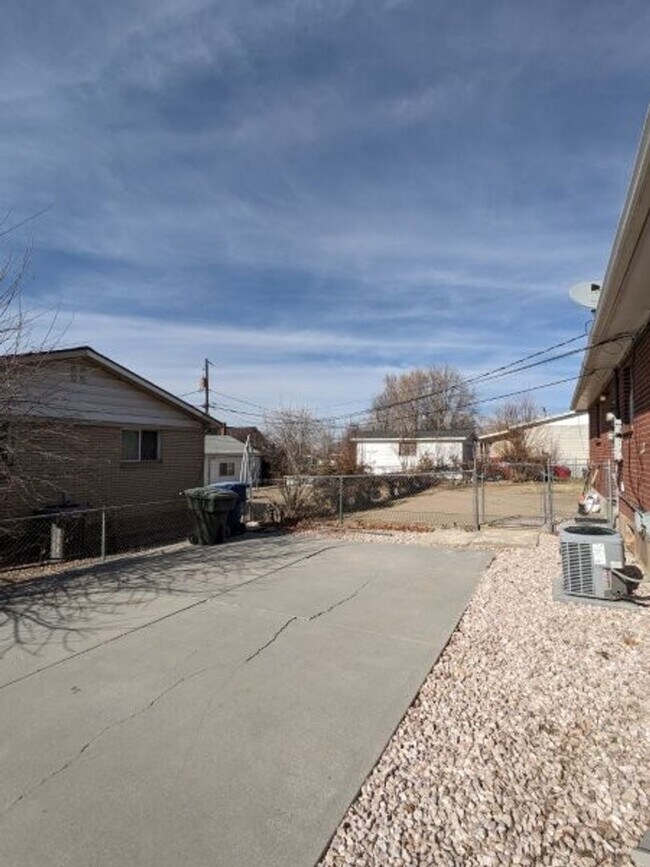 Building Photo - 3429 Quincy Ave