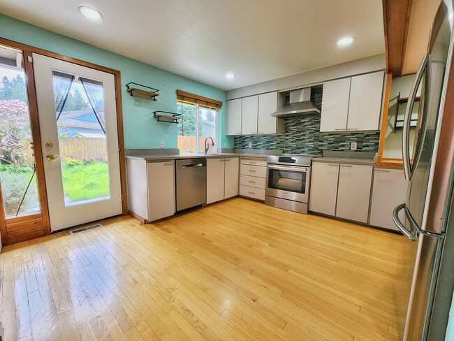 Building Photo - Beautiful 4 Bed 1.75 Bath Home Near Microsoft