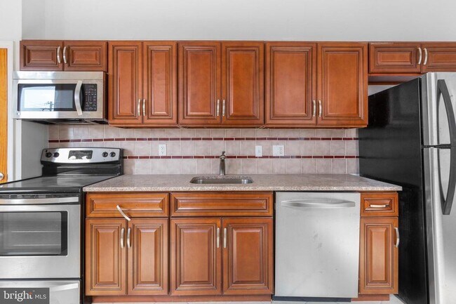 Building Photo - 1704 W Girard Ave