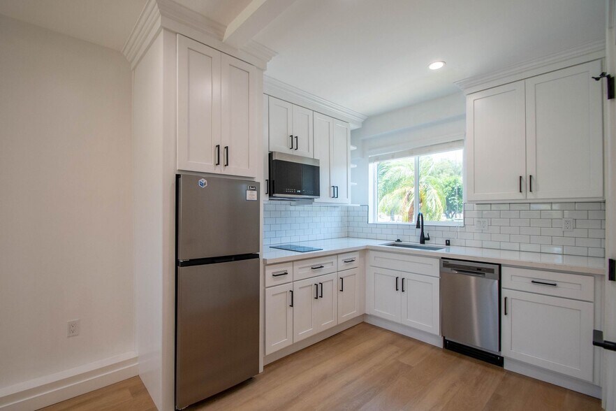 Building Photo - 4565 Hazeltine Ave