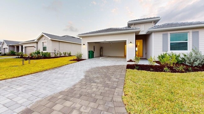 Building Photo - 7949 Lakes Edge Ln