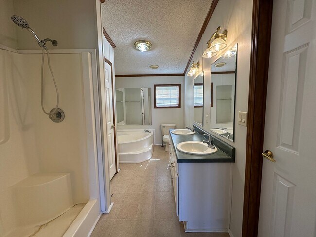 Building Photo - Welcome Home to Country Living!