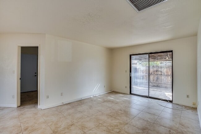 Building Photo - 422 E Navajo Rd