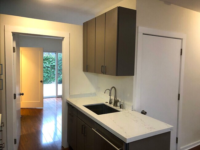 Deep sink with garbage disposal and water filter - 4360 Stewart Ave