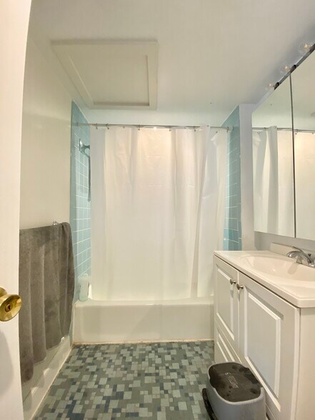 Building Photo - 100 Riverway