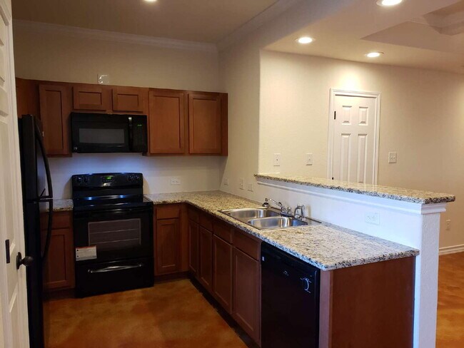 Building Photo - Spacious 3 Bed / 2.5 Bath Townhome in Quiet North Side Community