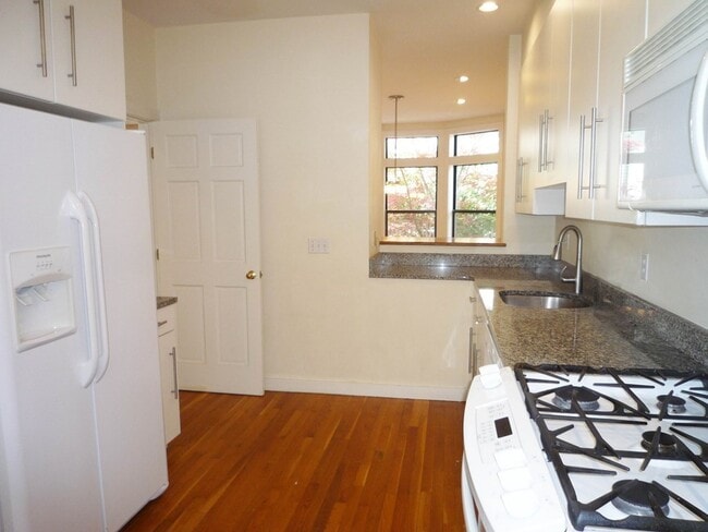 Building Photo - 13 Roberts Rd