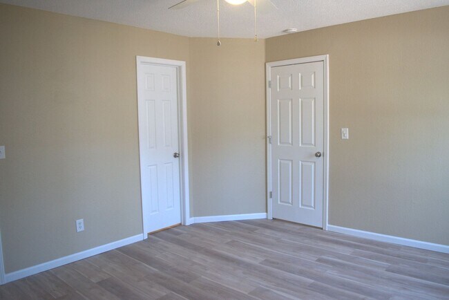 Building Photo - 1309-1311 Godas