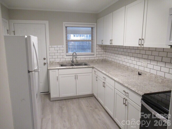 Building Photo - 1771 River Rd