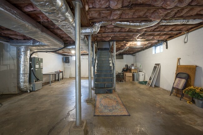 Building Photo - **UPDATED 3-BEDROOM DUPLEX WITH ATTACHED G...