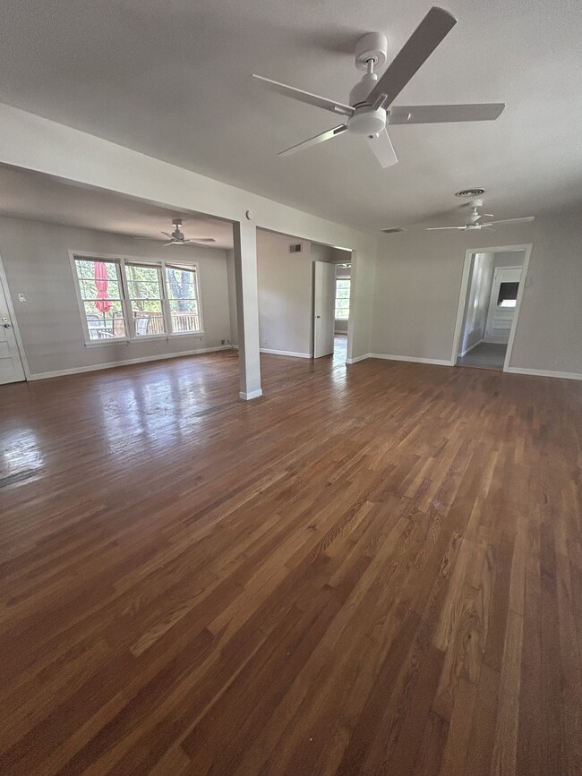 Building Photo - 134 E Hillcrest Dr