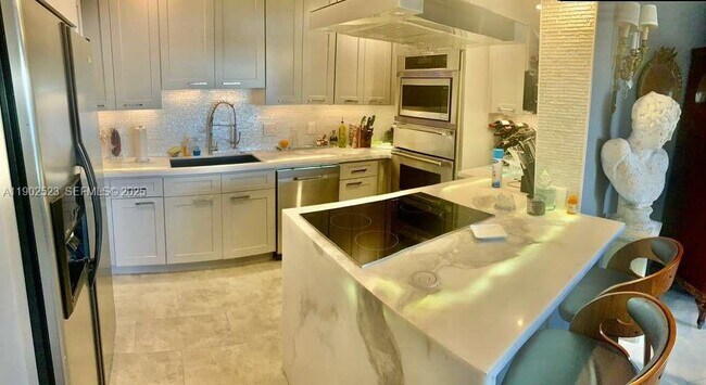 Building Photo - 877 NE 195th St