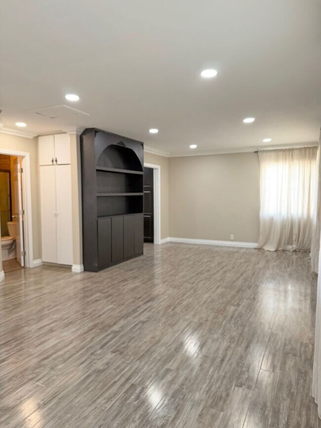 Building Photo - 5 Bed 3 Bath House Available Now!