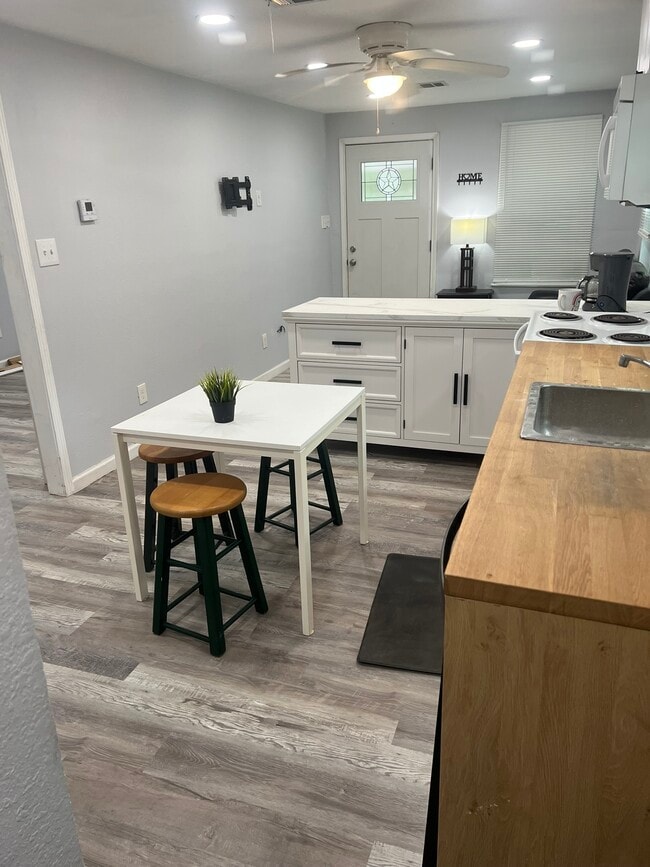 Building Photo - 208 E Magnolia St