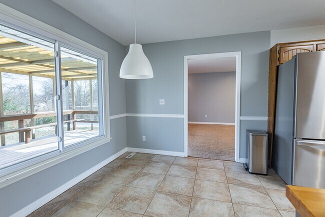 Building Photo - 3 Bed 2.5 Bath Springfield, MO