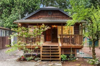Building Photo - Charming 3 Bed / 1.75 Bath Craftsman-Style...