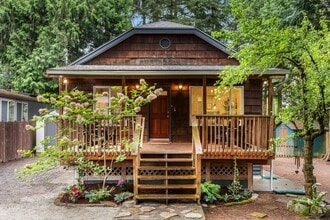 Building Photo - Charming 3 Bed / 1.75 Bath Craftsman-Style...